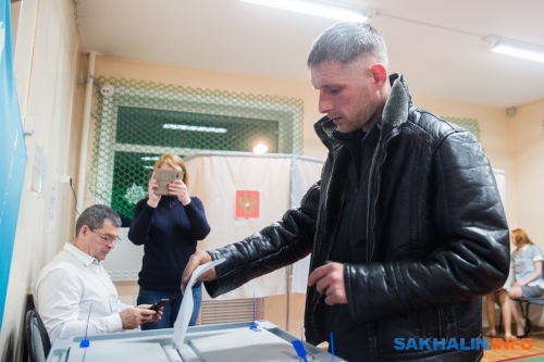Первый открытый в областном центре участок и работник завода имени Федотова по имени Олег, который первым проголосовал на этих выборах в Южно-Сахалинске