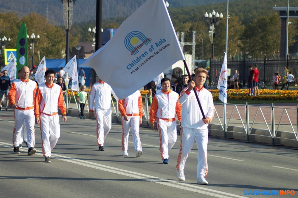 Спорт южного. Дети Азии Сахалин. Первые международные игры дети Азии. Флаг дети Азии. Первые международные игры дети Азии 1996 флаг и символ.