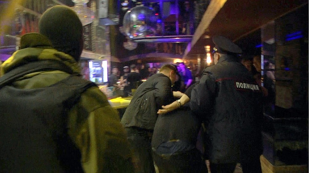 наркоманы в ночных клубах. клуб полицай в спб. подпольный покер спб. спецназ фскн гром. барменша местного клуба.