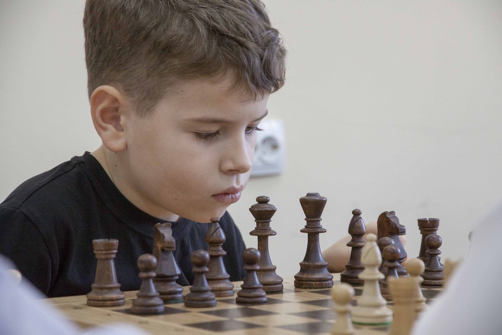 Лучший игрок в шахматы. Этапы в шахматах. Белая Ладья шахматный клуб Южно-Сахалинск. Шахматы лучше всех.