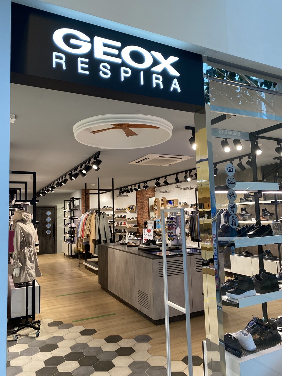 Geox чей бренд страна. Geox вывеска. Geox чей бренд страна. Geox чей бренд страна. Geox вывеска.