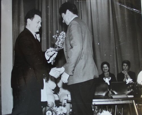 Заведующий облоно вручает Е. Р. Игошину награду «Отличник народного просвещения РСФСР», 70-е годы