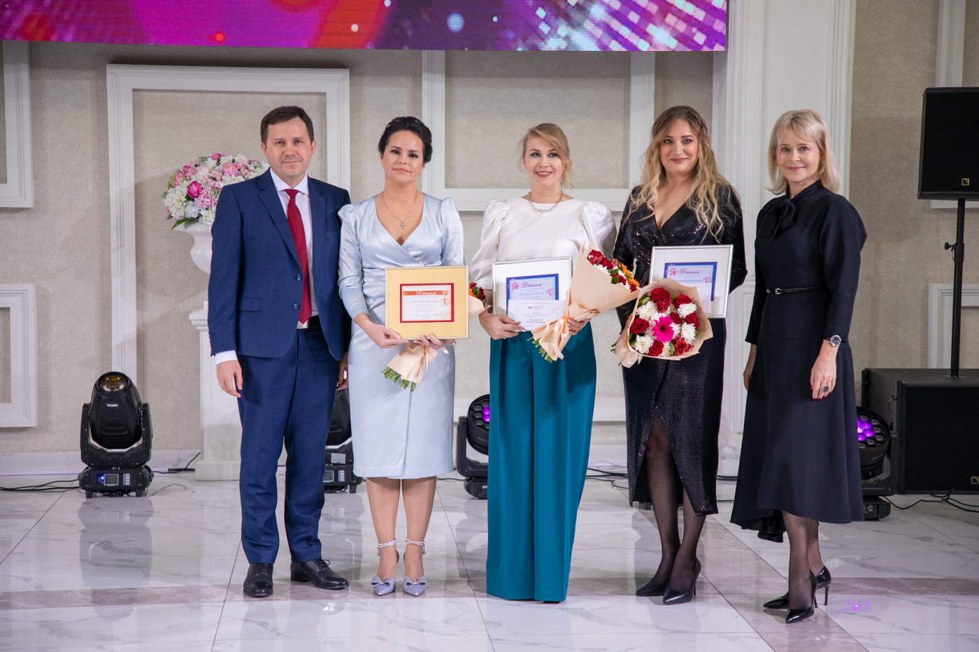 Семейная церемония награждения с искрами. Современные награды сво. Медали прокуратуры рф. Награждение правами. Награды совета федерации федерального собрания рф.