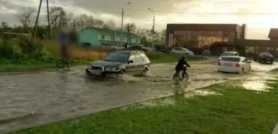 В Южно-Сахалинске улица превратилась в реку