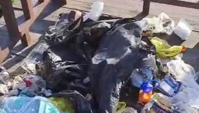 Туристы оставляют горы мусора на Кунашире