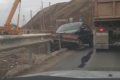Разбитую легковушку бросили на мосту в Яблочном