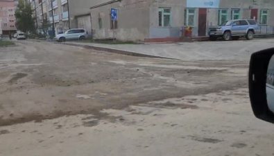 Улица Украинская в Южно-Сахалинске утонула в грязи