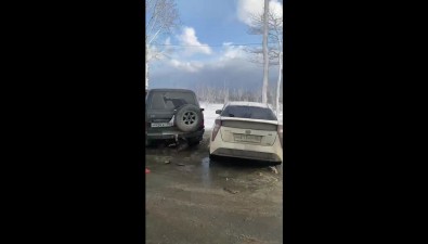 Легковушка и внедорожник вылетели на тротуар в результате ДТП в Южно-Сахалинске