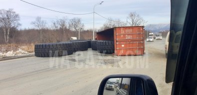 Контейнер с огромными шинами опрокинулся на дороге в Южно-Сахалинске