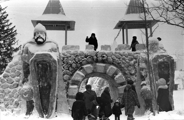 1987 год Январь Снежный городок Присылайте фото Istor_Uglegorska@mail.ru