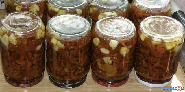 Маринованные маслята еловые.
Маринад на 2кг грибов: на 1л воды, 2 стол ложки соли, 3 стол ложки сахара, 2 чайн. ложки уксусной кислоты 70%, семя укропа, перец горошек 8шт, чеснок 4шт. зубчика, лаврушка 3шт, семя горчицы.
Отварить маслята 15 мин в воде с солью и лимонной кислотой. Откинуть на дуршлаг. Воду слить. Грибы промыть под проточной водой. Дать стечь воде. Потом положить в готовый кипящий маринад и проварить пока не опустятся, примерно 15-20мин. Разложить по стерилизованным банкам. Закрыть прокипяченными крышками. Укутать до полного остывания. Убрать в прохладное место.
Просмотров: 814
Комментариев: 0