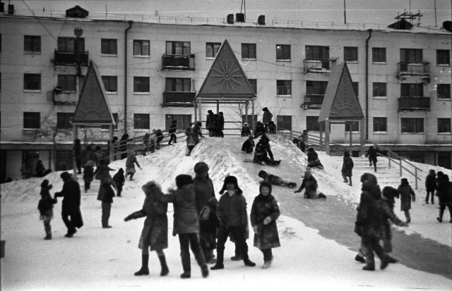1987 год Январь Снежный городок Горка. Присылайте фото Istor_Uglegorska@mail.ru