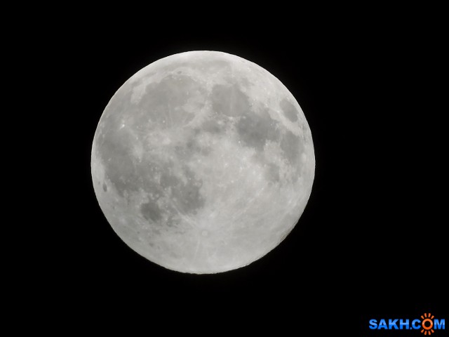 Голубая луна
Голубая луна (англ. Blue Moon) — термин, применяемый в астрономии для определения второго полнолуния в течение одного календарного месяца. Это довольно редкое событие, наблюдаемое в среднем каждые 2,7154 года, в разных странах и разные времена называлось по-своему. Название обусловлено не сменой цвета Луны, а идиоматическим выражением «Once in a Blue Moon», заимствованным из английского языка. Оно переводится как «Однажды при голубой луне» и эквивалентно русскому выражению «После дождичка в четверг» (то есть крайне редко, либо никогда). Само полнолуние имеет обычный, пепельно-серый цвет; появление у Луны голубого оттенка является крайне редким явлением, обусловленным оптическим эффектом.

Просмотров: 738
Комментариев: 0