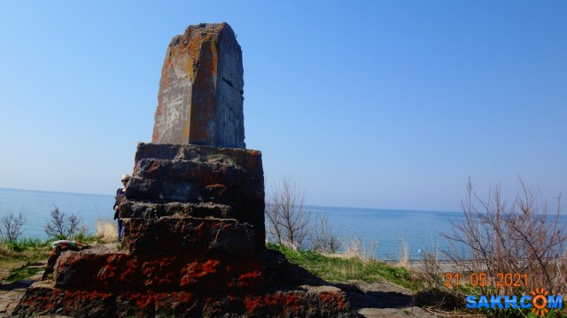 DSC02409
Памятный знак в честь высадки японского десанта в 1905 году "Карафуто Энсэй Гун Дзёрику кинэнхи" (памятник десанту экспедиционного корпуса Карафуто).
Утром 7 июля 1905 года японский Северный экспедиционный корпус... начал боевые действия по захвату Южного Сахалина. Японские войска высадили десант возле деревни Мэрэй (ныне село Пригородное) под прикрытием боевых кораблей Северной эскадры...В память о событиях июля 1905 года по инициативе старосты селения Мэрэй Танака на пожертвования местного населения 14 августа 1926 года на месте высадки десанта был поставлен памятник. Он представлял собой бетонную стелу высотой 11 метров в форме трехгранного штыка, установленную на постаменте, отделанной местным камнем. Надпись на памятнике была сделана рукой соратника погибшего майора Нисикубо генерал-лейтенанта Ёсиэ Исисукэ. Возле стелы были поставлены два якоря Холла. Памятник располагался на высоком холме, к нему вела бетонная лестница.После 1945 года памятник был разрушен, стела взорвана, её шпиль лежит недалеко от основания знака. Полностью утрачена каменная облицовка основания, исчезли якоря... В книге И.Самарина "Памятники истории и культуры периода губернаторства Карафуто (1905-1945 гг.)
Просмотров: 545
Комментариев: 0