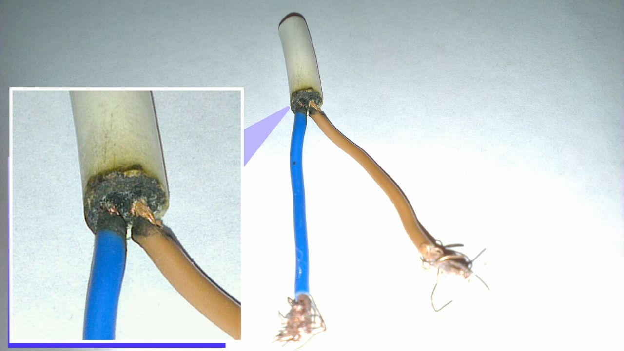 Кусок провода. Поврежденная изоляция провода. Поврежденная электропроводка. Скрутка проводов ПВС. Плохая изоляция проводов.