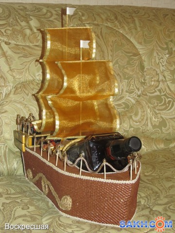 Корабль из конфет с бутылкой