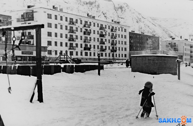Невельск  (1984 год, на снимке Школьная 79А, слева магазин №34,  вид со стороны двора Советская 21).