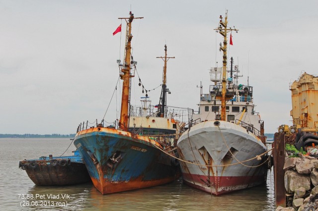 АПОСТОЛ ПЕТР.  (бывший НЕКРАСОВСК,  IMO 7828657),   БЛАЗНОВО.  (бывший  КОРФ,  IMO 8135045).  КИТАЙ, последние дни жизни судов перед утилизацией на металлолом. Китай,  Zhangjiagang,  26 июня 2013 г.
Фотограф: 7388PetVladVik

Просмотров: 3469
Комментариев: 1