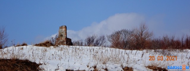 DSC00389
Памятный знак в честь высадки японского десанта в 1905 году "Карафуто Энсэй Гун Дзёрику кинэнхи" (памятник десанту экспедиционного корпуса Карафуто). ... Японские войска высадили десант возле деревни Мэрэй (ныне село Пригородное) под прикрытием боевых кораблей Северной эскадры...В память о событиях июля 1905 года по инициативе старосты селения Мэрэй Танака на пожертвования местного населения 14 августа 1926 года на месте высадки десанта был поставлен памятник. (всё, что от него осталось)
Просмотров: 521
Комментариев: 0