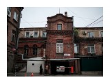Миллионка.
В первые годы существования Владивостока манзы (так именовали местных китайцев), которых в городе было немало, заселили Семёновский покос — теперь Спортивная набережная. Тогда и возник во Владивостоке свой собственный «чайна-таун», в 1870 годах состоящий из лепившихся друг к другу фанз — самодельных хибарок из переплетённых прутьев, обмазанных глиной. Внутри был очаг, а крыша делалась из сена, поэтому главной «фишкой» такого жилища была хорошая «сгораемость», что и происходило с Миллионкой много раз на протяжении её существования. Пожары, порой весьма масштабные, иногда уничтожали весь Семёновский покос вместе с его базарными лавками. Но «чайна-таун» возрождался вновь и вновь.

Просмотров: 395
Комментариев: 0