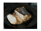 Акула (катран) на луковой подушке, запеченная в фольге
У акулы катран мясо не воняет аммиаком, поэтому ее можно не вымачивать в кислом растворе. Почистила ее от внутренностей. Срезала плавники (на спинных плавниках 2 острых шипа, можно наколоться), жабры и хвост. Получилась тушка с головой, позвоночником и шкурой. Хорошо ее промыла. Порезала на куски. 
Приготовила маринад, все «на глаз»: соя примерно 50мл, молотая смесь перцев, соль, молотые лавровые листья, рыбная приправа (любая, какая нравится), сок лимона, растит. масло примерно 20мл. На 3 часа залила этим маринадом. Фольгу в 2 слоя уложила на противень. На нее крупно порезанный репчатый лук. Присолила его немного. На него куски акулы и вылила сверху оставшийся маринад. 
Закрыла фольгу и поставила противень в горячую духовку. Нагретую до 200град.
Через 45 мин. достала из духовки. Раскрыла фольгу. Образовавшимся соком полила сверху куски акулы и обратно поставила духовку еще на 15мин. Общее время приготовления 1 час.
Мясо получается вкусное, очень нежное и сочное. Костей нет, одни хрящи. Приятного аппетита!

Просмотров: 961
Комментариев: 0