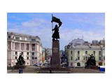 За власть советов!
Памятник борцам за власть Советов во Владивостоке – это многофигурная композиция из бронзы, состоящая из трех монументов. Центральная, осевая скульптура красноармейца-трубача, возвышается над площадью на 30 м, по обеим сторонам от нее расположены скульптурные группы: правая – партизанам, сражавшимся в 1922 году, левая посвящена революционным событиям 1917 года. На фасаде главного постамента высечены слова: "Борцам за власть Советов на Дальнем Востоке. 1917-1922 гг.". На противоположной грани постамента насечены слова из Дальневосточной песни: "Этих дней не смолкнет слава, не померкнет никогда! Партизанские отряды занимали города".

Просмотров: 296
Комментариев: 0